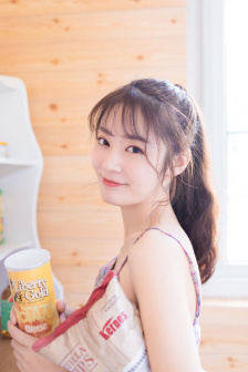 女生的胸贴着男生脸